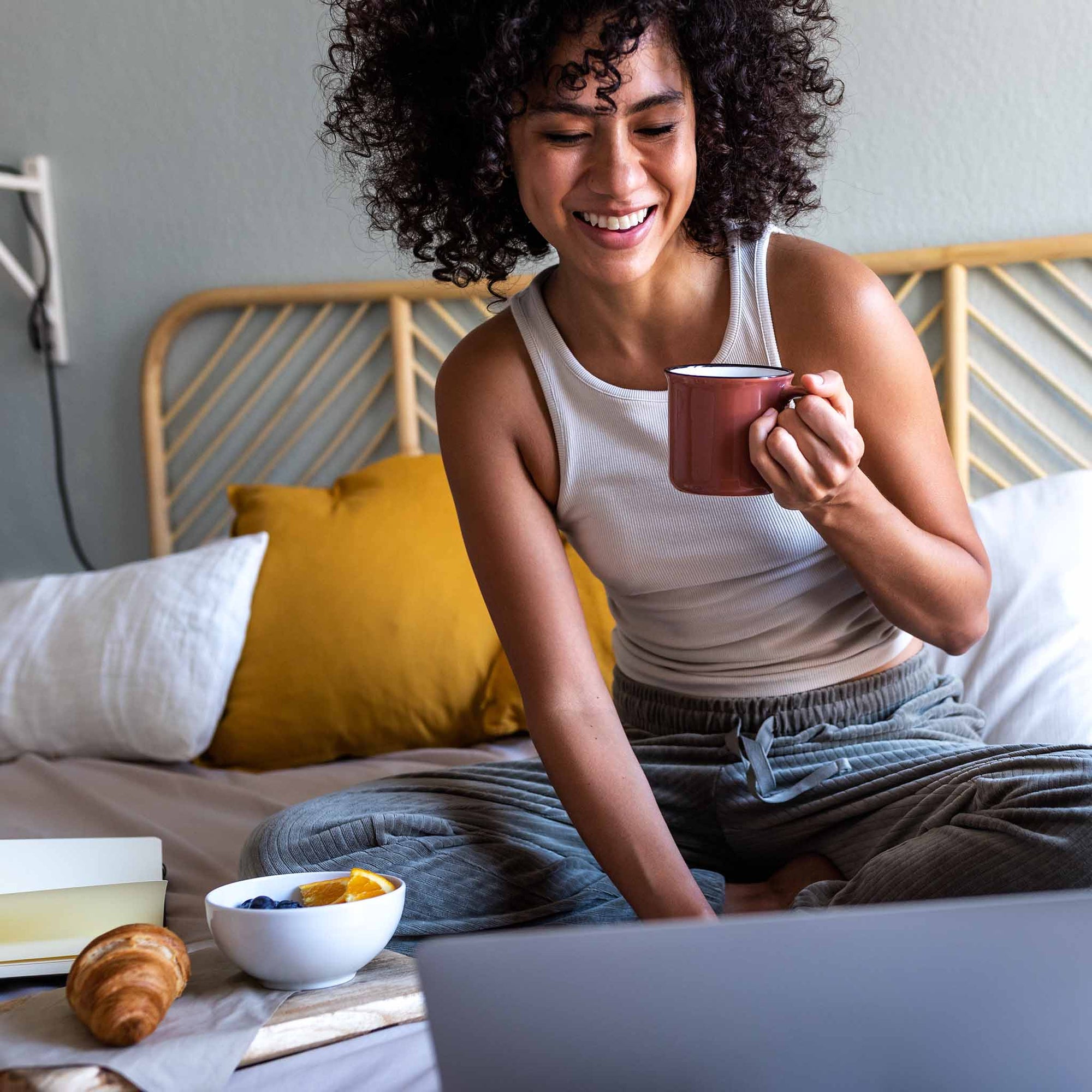 The encasement's breathable urethane membrane provides waterproof protection on the top and bottom of the mattress, protecting it from accidental spills